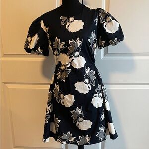 Scoop Sides Cutout Poplin Dress with Puff Sleeves Size Medium (Juniors)